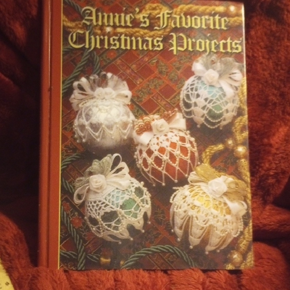 Annie's Attic Favorite Christmas Projects,Crochet Hard Cover Book.First Edition